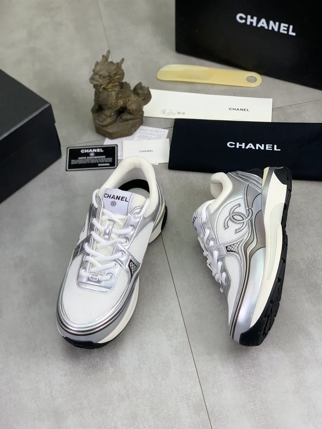 Men's Men's Shoes P620 New Chanel Chanel 25K Silver Horn Golden Horn King Casual Sports Shoes Original purchase and development Made by Xiaoxiang C Home Another super popular item in the counter, loved by Internet celebrity bloggers and ladies, various praises on social platforms, super popular, textured, breathable and super spring and summer. Seeing this issue always arouses the inner desire of fashion among girls. The latest suede material, classic black and white color, full of fashionable feeling on the feet. Easy to take care of, exquisite packaging at the delivery counter🛍📦 ▪️Fabrics: Original customized imported cowhide + mesh ▪️Inner lining: Customized imported breathable mesh ▪️Sole: Original molded rubber foam material ▪️Sole thickness: 4.5CM ▪️Size: 38-44